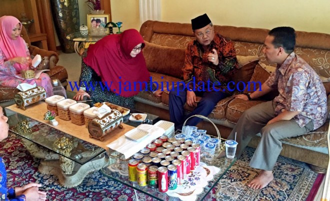 Suasana pertemuan antara Syahirsah dan Sofia Fattah di kediaman H Abdul FAttah di bilangan Kota Baru Jambi siang ini (23/7)